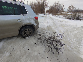 помогите пожалуйста,   на дороге задние колеса провалились в подзамершую калею.Крюка нет вытащить застрявшую машину Фольксваген тигуан