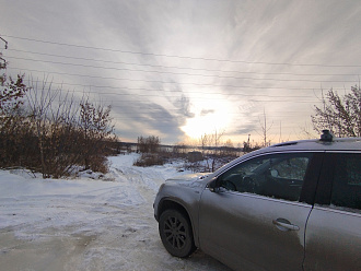 помогите пожалуйста,   на дороге задние колеса провалились в подзамершую калею.Крюка нет вытащить застрявшую машину Фольксваген тигуан