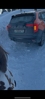 помогите, на узком подъеме утянуло машину в снег с собой нет проушины чтобы вкрутить и привязать тросом, нужна проушина и вытянуть метров 15 вперед  вытащить застрявшую машину haval jolion 