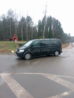 помогите пожалуйста, потек антифриз, встал на трассе, нужно дотянуть до великие Луки, до окраины города. При себе имеются рации. Трос.  вытащить застрявшую машину Фольксваген т5