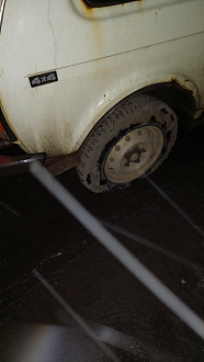 помогите, заменить колесо, запаска есть, нет домкрата.  Стою на ЦКАД, внутр.сторона. вытащить застрявшую машину Нива 