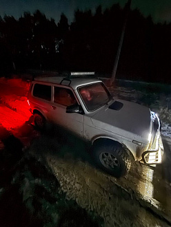 помогите пожалуйста,  сели на мост , нужно вытащить, трос металлический короткий есть  вытащить застрявшую машину Нива 