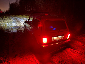 помогите пожалуйста,  сели на мост , нужно вытащить, трос металлический короткий есть  вытащить застрявшую машину Нива 