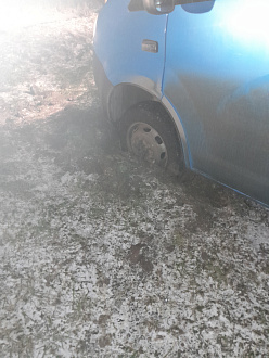 помогите пожалуйста,   вытащить застрявшую машину Газель