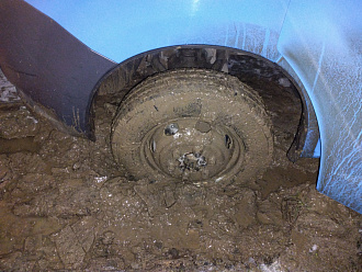 помогите, застрял в грязи дёрнуть назад на 20 метров  вытащить застрявшую машину Газель 