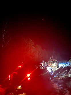 Добрый день, вчера около 10 часов вечера двигались в сторону села Усть-узы на двух нивах. Ехали по дорогам вдоль полей, после чего Шнива встала в колее. 5 часов другой нивой пытались ее достать, но ничего не вышло. Оторвали передний бампер, вместе с лебедкой. Машина сидит знатно, одни колеса крутятся, другие нет. Проехать там сможет только трактор, либо спец техника. Насчет оплаты в любом случае договоримся  вытащить застрявшую машину Chevrolet Niva