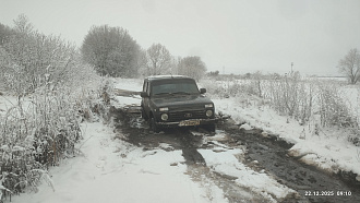 Помогите выдернуть, проломился лёд под колесами.  вытащить застрявшую машину Нива 