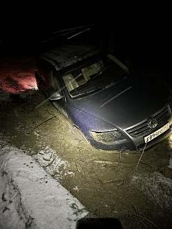 Застрял в лесу нужно дернуть пару метров назад или потянуть лебедкой  вытащить застрявшую машину Туарег 