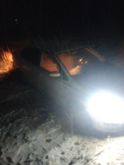 прошу помощи, толкнуть машину, немного зацепа не хватает  вытащить застрявшую машину Volkswagen polo 