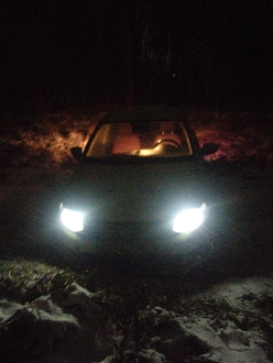 прошу помощи, толкнуть машину, немного зацепа не хватает  вытащить застрявшую машину Volkswagen polo 