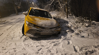 приветствую, прошу помощи, машина провалилась в ров в посёлке при выезде из поворота, просто нужно помочь вытащить и всё вытащить застрявшую машину тойота камри