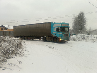 Прошу помощи, не могу заехать в подъем, лёд. Фура пустая. вытащить застрявшую машину Скания
