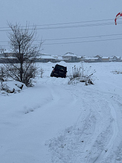 помогите, застрял в поле. правая сторона провалилась в лужу  по бампер . подъезд несложный. от асфальта 50 метров вытащить застрявшую машину уаз патриот