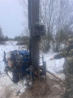 помогите пожалуйста! Буровая самоходная на гидравлике. Не тянет совсем видимо гидромоторы испортились. Проедет только квадрик или снегоход. Нужно вытянуть ее метров пятьсот. Заводится и немного едет, в помощь тянущему должно хватить  вытащить застрявшую машину Маленькая буровая