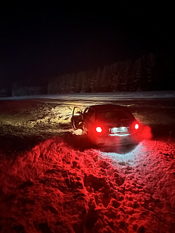 помогите пожалуйста,   вытащить застрявшую машину не указано