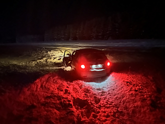 помогите пожалуйста,   вытащить застрявшую машину не указано