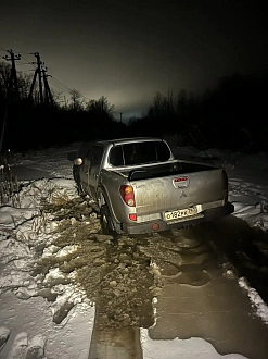 Прошу помощи, вытащить машину, застряли в поле, провалился лед под машиной, вода по колено. В машине 2-х месячный ребенок и котенок.  вытащить застрявшую машину Митсубиси L200