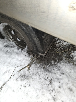 помогите пожалуйста,   вытащить застрявшую машину Газель