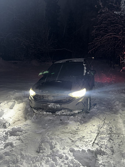 помогите пожалуйста,  застряли в сугробе около Круглого озера в приближенном лесу, не прокатанная дорога вытащить застрявшую машину Volkswagen Polo