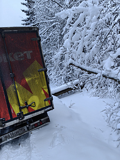 помогите,  вытащить застрявшую машину Sollers Atlant