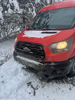Заехал за бордюр  вытащить застрявшую машину Ford transit 