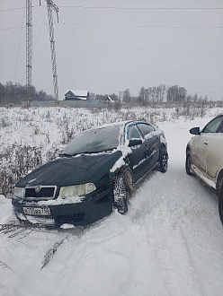 помогите пожалуйста,   вытащить застрявшую машину Шкода