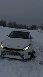 прошу помощи, выдернуть машину из снега. Троса нет, есть ГАК сзади. Заехал на 100 метров не на ту дорогу. Сел на брюхо. Отблагодарю финансово. Спасибо. До асфальта 200 метров  вытащить застрявшую машину Киа к3