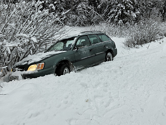 помогите, застрял в кювете. Есть динамическая стропа. Лопату, как назло, не положил вытащить застрявшую машину Subaru Legacy