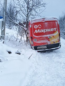 прошу помощи, машина в кювете. Крюка нету, троса нету. Прижало к дереву вытащить застрявшую машину Форд Транзит