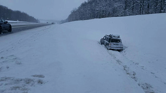 Помогите пожалуйста,  вытащить машину из кювета, вылетели с дороги. Нужен длинный трос, по тормозному пути до асфальта метров 20, по прямой метров 5. В машине 4 человека и животные: корги и кот. вытащить застрявшую машину ВАЗ 