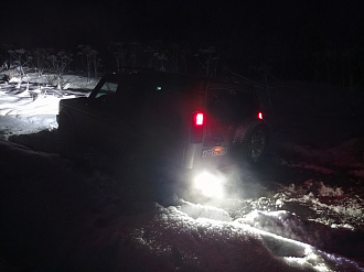 помогите пожалуйста,  вытащить машину, застряла в поле, под снегом оказалась грязь,на вид до дороги метров 100. В машине с женой вытащить застрявшую машину Дискавери 2