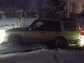 помогите пожалуйста,  вытащить машину, застряла в поле, под снегом оказалась грязь,на вид до дороги метров 100. В машине с женой вытащить застрявшую машину Дискавери 2