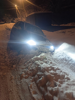помогите пожалуйста,   вытащить застрявшую машину Митсубиси