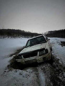 Застряли в поле, глубокая колея с водой, троса нет, помогите пожалуйста  вытащить застрявшую машину Subaru forester sf5