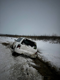 Застряли в поле, глубокая колея с водой, троса нет, помогите пожалуйста  вытащить застрявшую машину Subaru forester sf5
