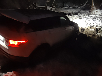 помогите, застрял в лесу необходима лебедка  вытащить застрявшую машину Рэндж ровер эвок 