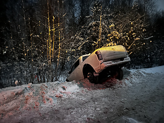 помогите, нужны якоря, машины с лебедками и тросами, желательно наличие противооткатов, сам помогаю, владелец рядом. Приехали ДПС, нетрезвым не надо сюда  вытащить застрявшую машину Китайский пикапчик в кювете 
