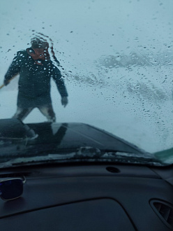 помогите пожалуйста, машина застряла в снегу , сели на пузо , муж капает , но с места не можем сдвинуться  вытащить застрявшую машину Subaru forester г