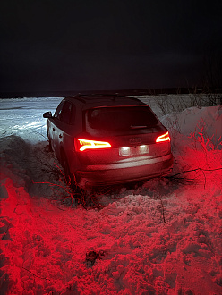 помогите пожалуйста, сел пузом на снег, подручными средствами вытащить не получается. Дёрнуть метров на 10-20, стропа и шаклы есть, лопаты нет. вытащить застрявшую машину Audi Q5