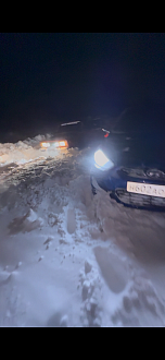 помогите, мы не можем выбраться здесь замело снегом, нам нужно вытягуть машину или расчистить трактором каким-нибудь, мы сами находимся не в машине сейчас но нам нужно выбраться от сюда, помогите нам пожалуйста вытащить застрявшую машину Хундай солярис