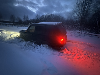 помогите пожалуйста, застряла машина, провалился в лужу, надо дернуть 5 метров назад  вытащить застрявшую машину Ленд Ровер