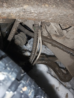 помогите, сел на пузо на подъеме, единственный выезд, дернуть лебедкой 3 тонны 10-15 метров вверх. вытащить застрявшую машину Discovery 3