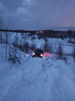 помогите, сел на пузо на подъеме, единственный выезд, дернуть лебедкой 3 тонны 10-15 метров вверх. вытащить застрявшую машину Discovery 3