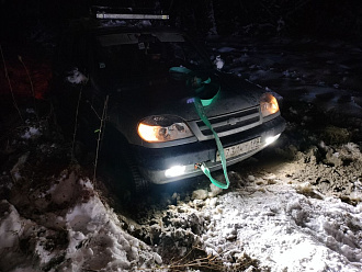 Прошу помочь. Катались по лесу, провалились в лужу. Машина ни вперёд ни назад. Домкратов больших нет. Трос обычный не динамик. Вытащить из лужи, дальше доедем. вытащить застрявшую машину Шевроле нива