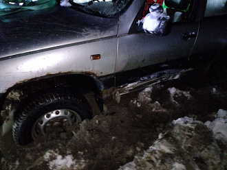 Прошу помочь. Катались по лесу, провалились в лужу. Машина ни вперёд ни назад. Домкратов больших нет. Трос обычный не динамик. Вытащить из лужи, дальше доедем. вытащить застрявшую машину Шевроле нива