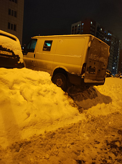 помогите, неудачно парковка. Впереди машины  вытащить застрявшую машину не указано