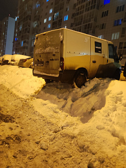 помогите, неудачно парковка. Впереди машины  вытащить застрявшую машину не указано