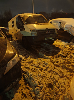 помогите, неудачно парковка. Впереди машины  вытащить застрявшую машину не указано