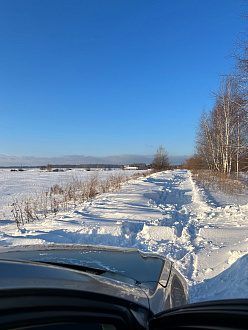 помогите пожалуйста,  не можем проехать по бездорожью, намело снега вытащить застрявшую машину Лексус