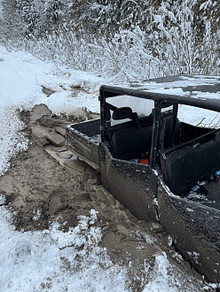 помогите пожалуйста,  застряли в просике, машина заехала в болото и под лед, села на брюхо у уперлась мордой, квадроцикл не смог достать вытащить застрявшую машину Polaris